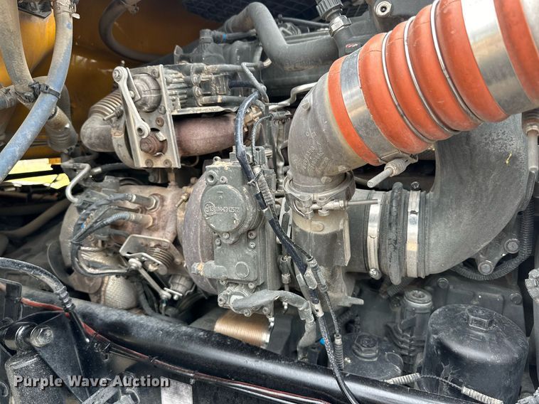 image for item DD3204 2016 Peterbilt 579 semi truck