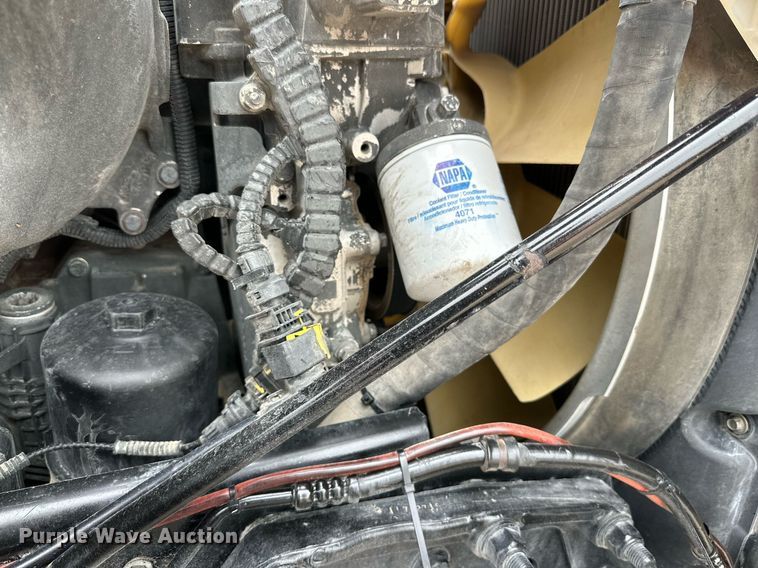 image for item DD3204 2016 Peterbilt 579 semi truck