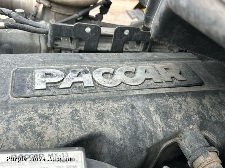 image for item DD3204 2016 Peterbilt 579 semi truck