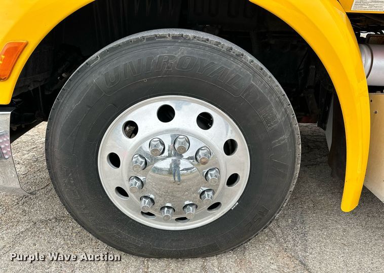 image for item DD3204 2016 Peterbilt 579 semi truck