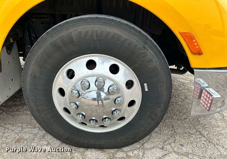 image for item DD3204 2016 Peterbilt 579 semi truck