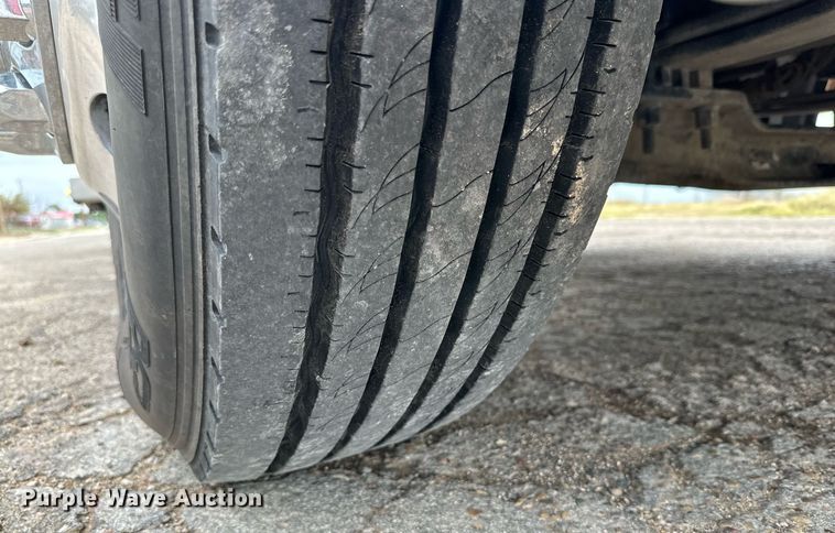 image for item DD3204 2016 Peterbilt 579 semi truck