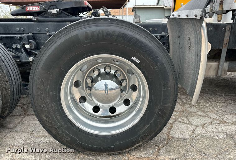 image for item DD3204 2016 Peterbilt 579 semi truck