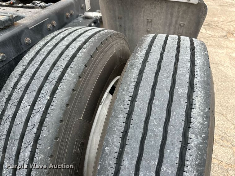 image for item DD3204 2016 Peterbilt 579 semi truck