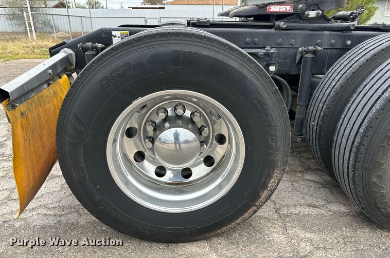 image for item DD3204 2016 Peterbilt 579 semi truck