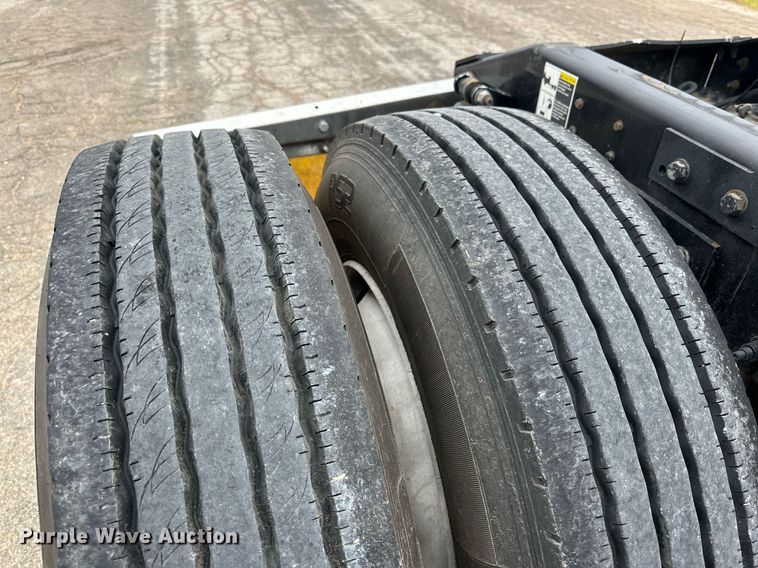 image for item DD3204 2016 Peterbilt 579 semi truck