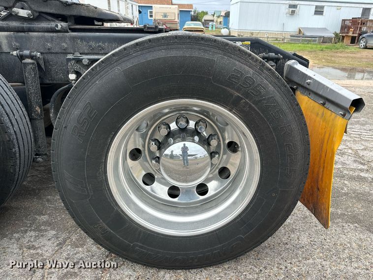 image for item DD3204 2016 Peterbilt 579 semi truck