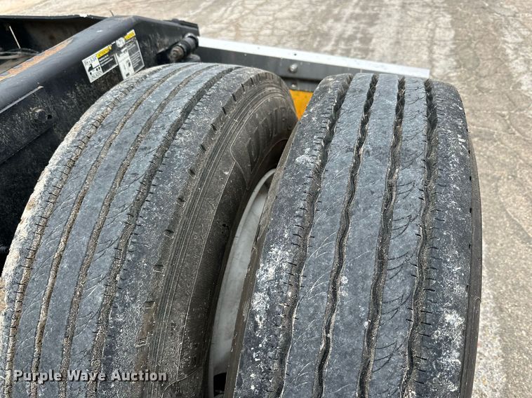 image for item DD3204 2016 Peterbilt 579 semi truck