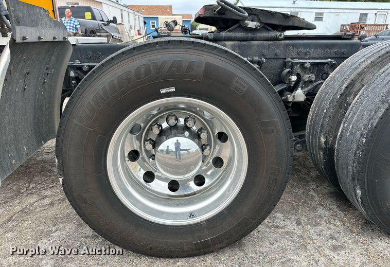 image for item DD3204 2016 Peterbilt 579 semi truck