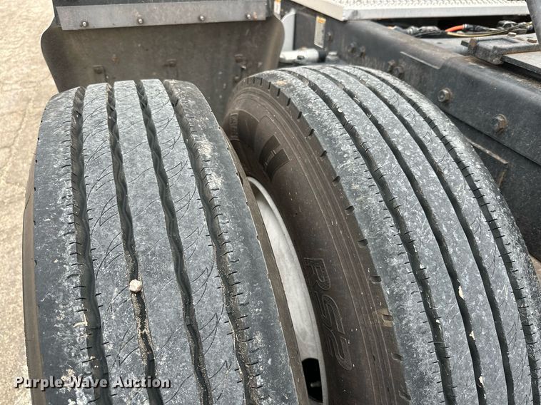 image for item DD3204 2016 Peterbilt 579 semi truck