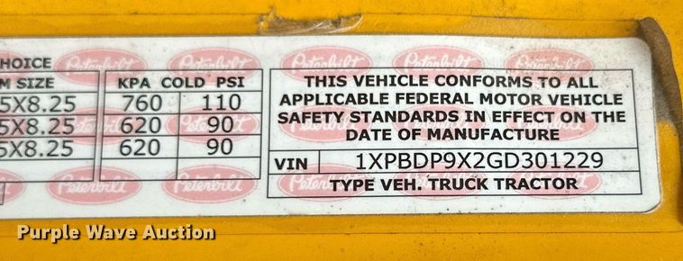 image for item DD3204 2016 Peterbilt 579 semi truck