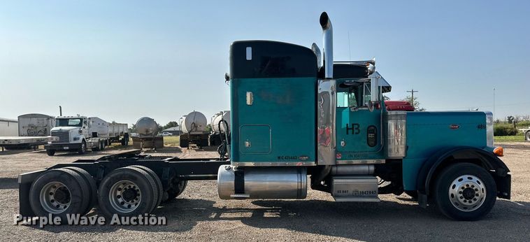 image for item DD3207 1999 Peterbilt  379 semi truck