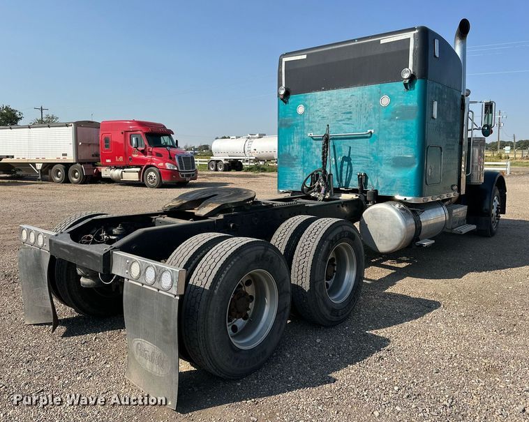 image for item DD3207 1999 Peterbilt  379 semi truck