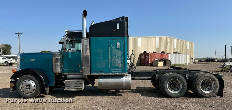 image for item DD3207 1999 Peterbilt  379 semi truck