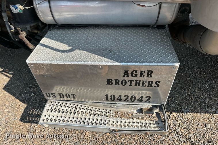 image for item DD3207 1999 Peterbilt  379 semi truck