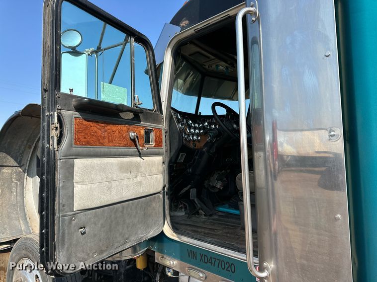 image for item DD3207 1999 Peterbilt  379 semi truck