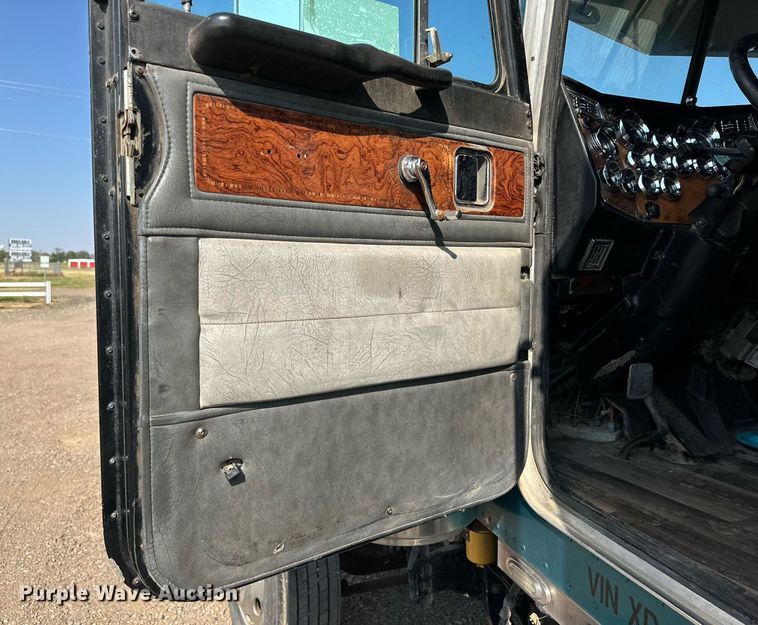 image for item DD3207 1999 Peterbilt  379 semi truck