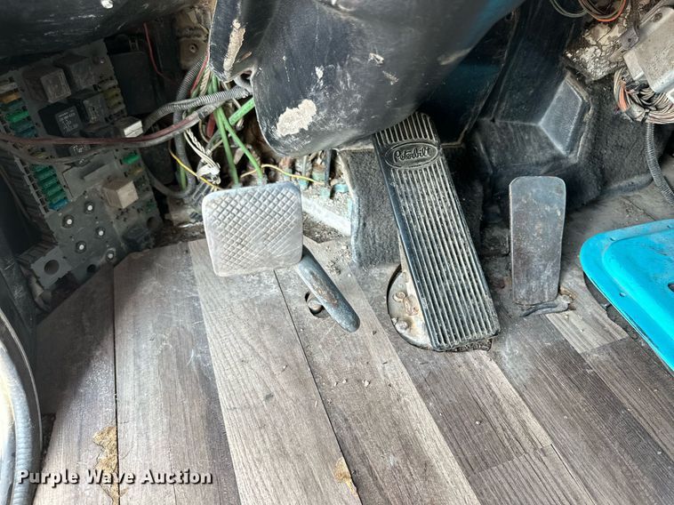 image for item DD3207 1999 Peterbilt  379 semi truck