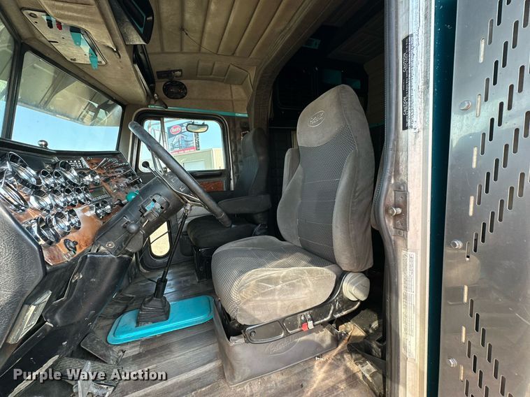 image for item DD3207 1999 Peterbilt  379 semi truck