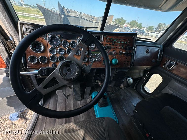 image for item DD3207 1999 Peterbilt  379 semi truck