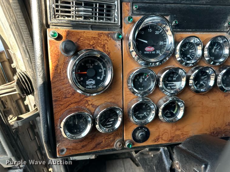 image for item DD3207 1999 Peterbilt  379 semi truck