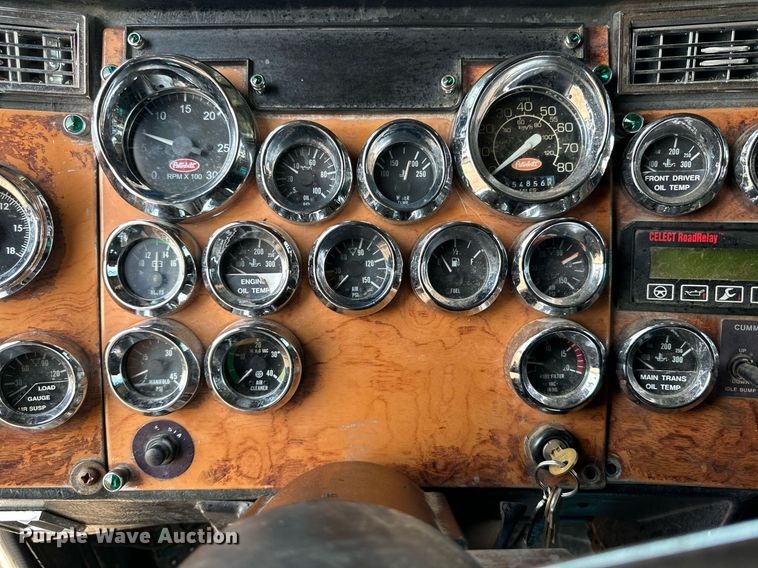 image for item DD3207 1999 Peterbilt  379 semi truck