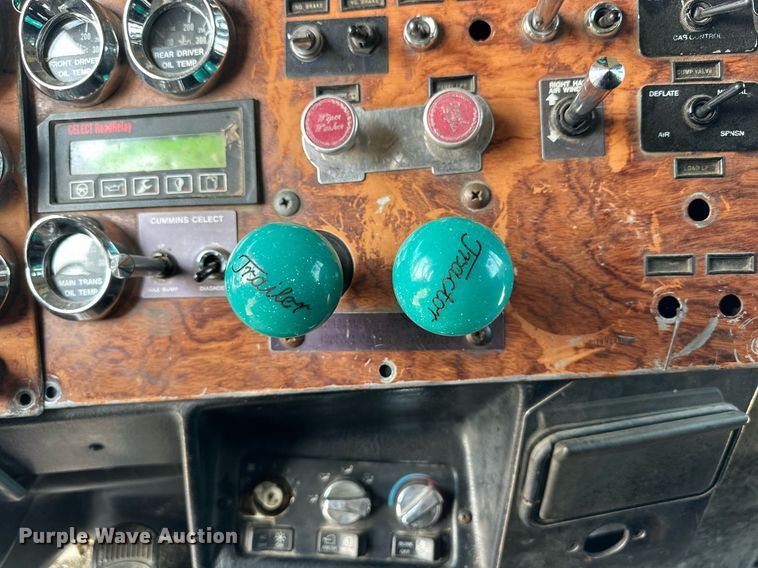 image for item DD3207 1999 Peterbilt  379 semi truck