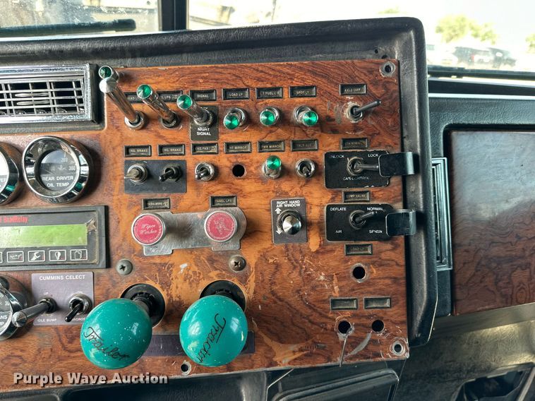 image for item DD3207 1999 Peterbilt  379 semi truck