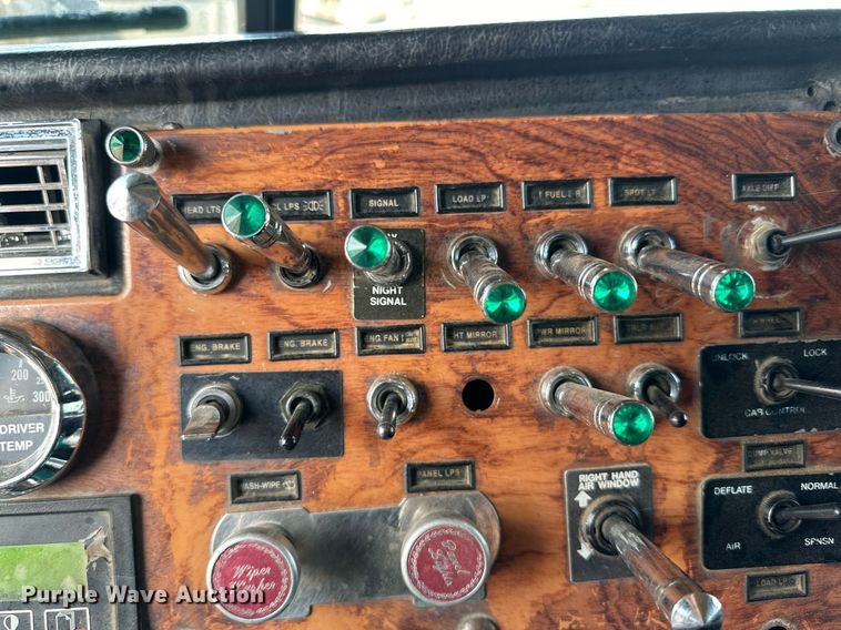 image for item DD3207 1999 Peterbilt  379 semi truck