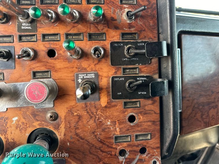 image for item DD3207 1999 Peterbilt  379 semi truck