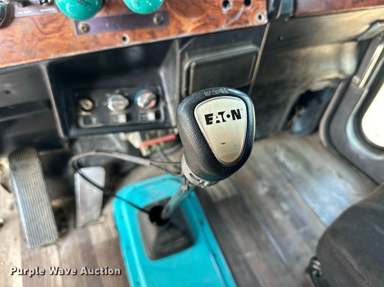 image for item DD3207 1999 Peterbilt  379 semi truck