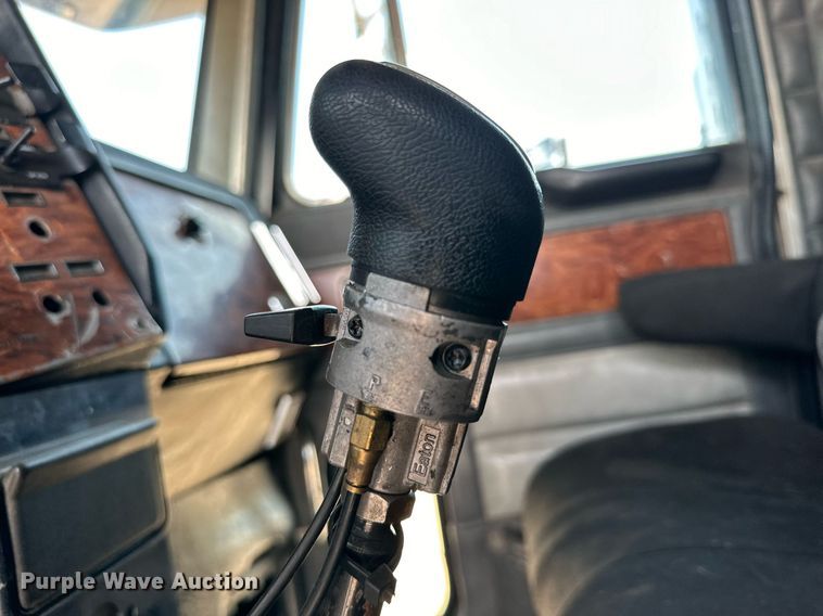 image for item DD3207 1999 Peterbilt  379 semi truck