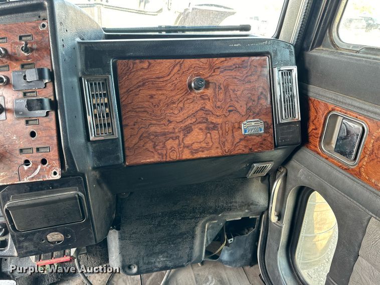 image for item DD3207 1999 Peterbilt  379 semi truck