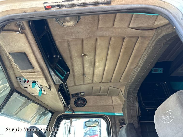 image for item DD3207 1999 Peterbilt  379 semi truck