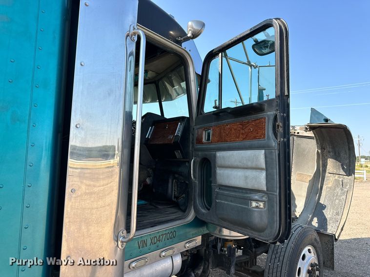 image for item DD3207 1999 Peterbilt  379 semi truck