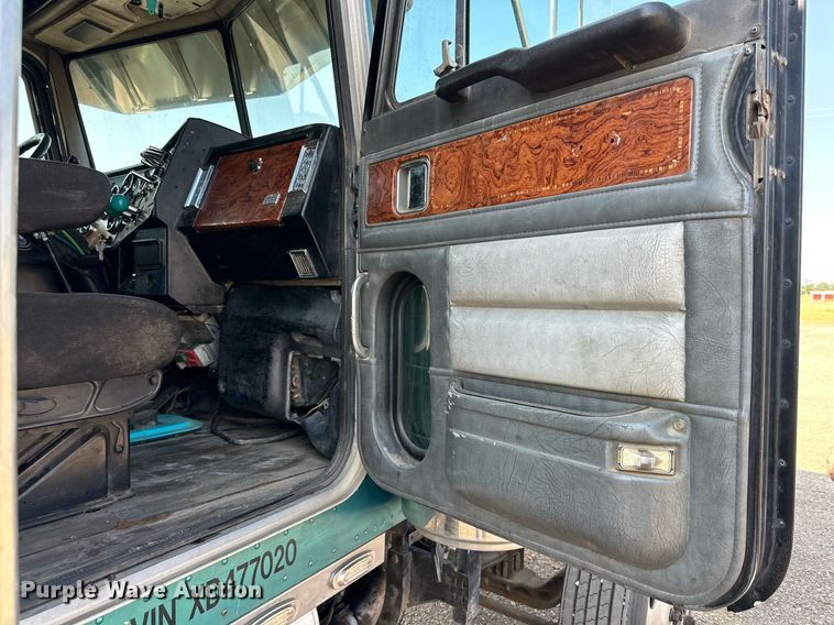 image for item DD3207 1999 Peterbilt  379 semi truck