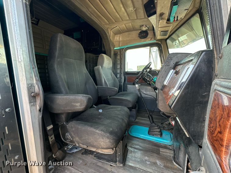 image for item DD3207 1999 Peterbilt  379 semi truck