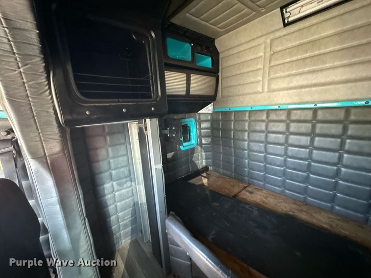 image for item DD3207 1999 Peterbilt  379 semi truck