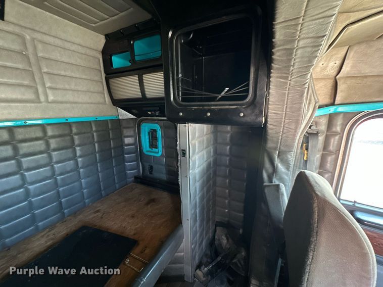 image for item DD3207 1999 Peterbilt  379 semi truck