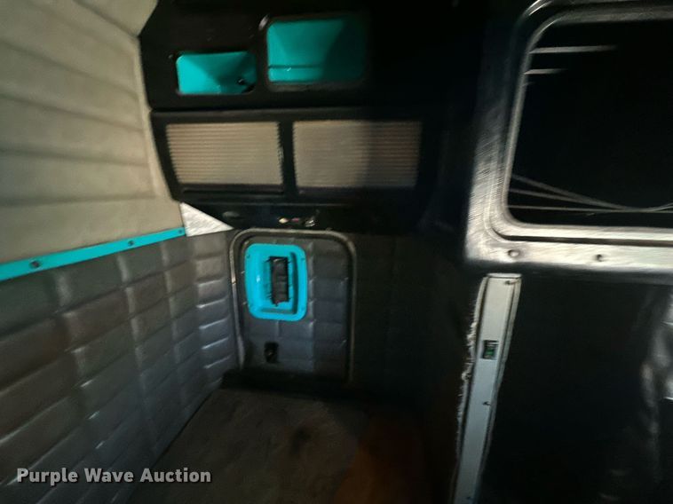 image for item DD3207 1999 Peterbilt  379 semi truck