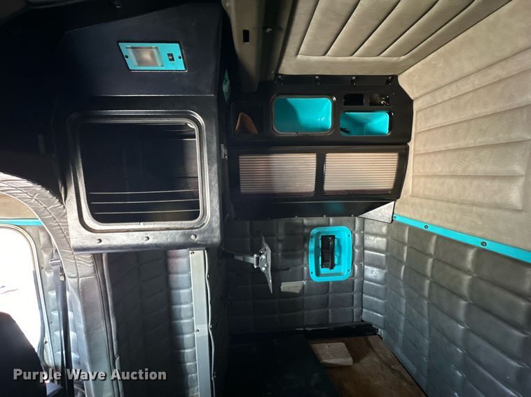 image for item DD3207 1999 Peterbilt  379 semi truck