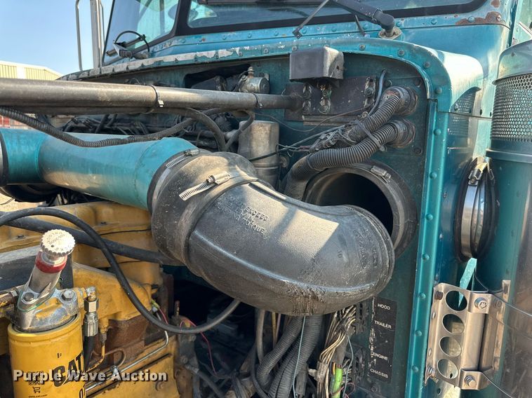 image for item DD3207 1999 Peterbilt  379 semi truck