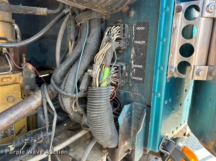 image for item DD3207 1999 Peterbilt  379 semi truck