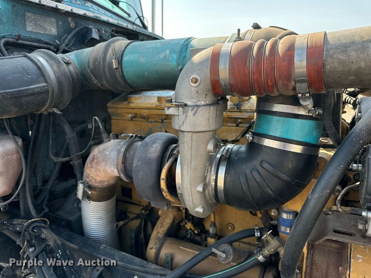 image for item DD3207 1999 Peterbilt  379 semi truck