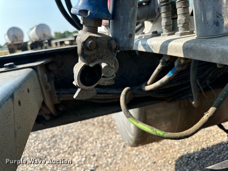 image for item DD3207 1999 Peterbilt  379 semi truck