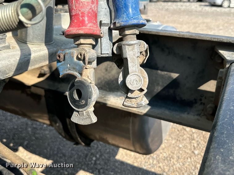 image for item DD3207 1999 Peterbilt  379 semi truck