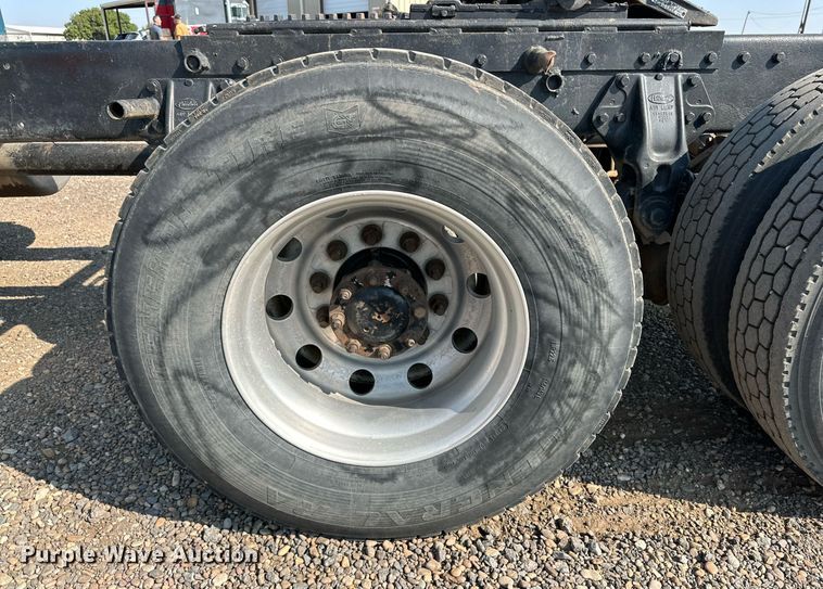 image for item DD3207 1999 Peterbilt  379 semi truck