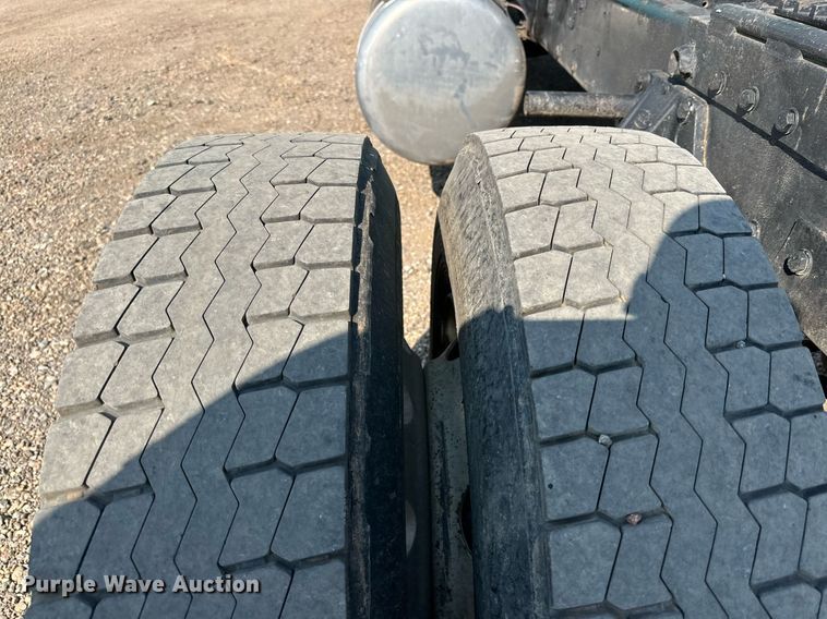 image for item DD3207 1999 Peterbilt  379 semi truck