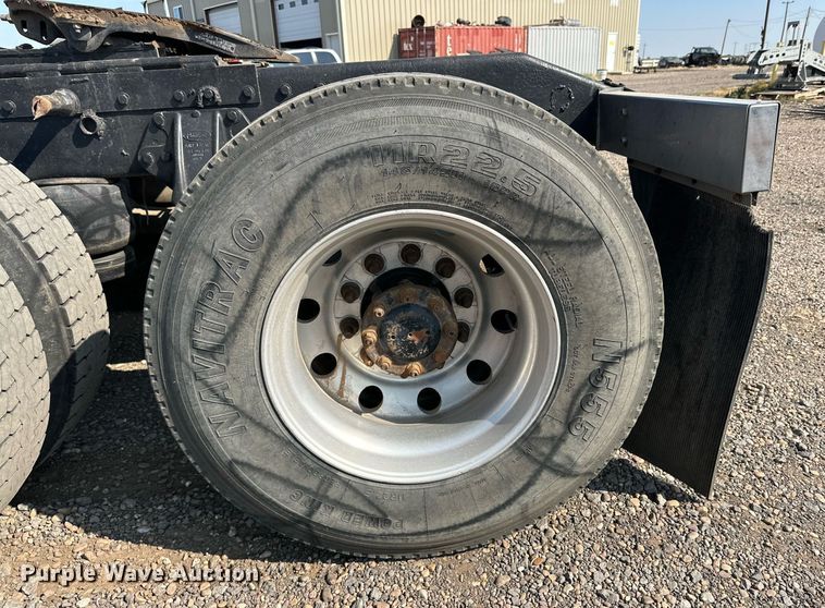 image for item DD3207 1999 Peterbilt  379 semi truck