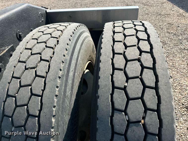 image for item DD3207 1999 Peterbilt  379 semi truck